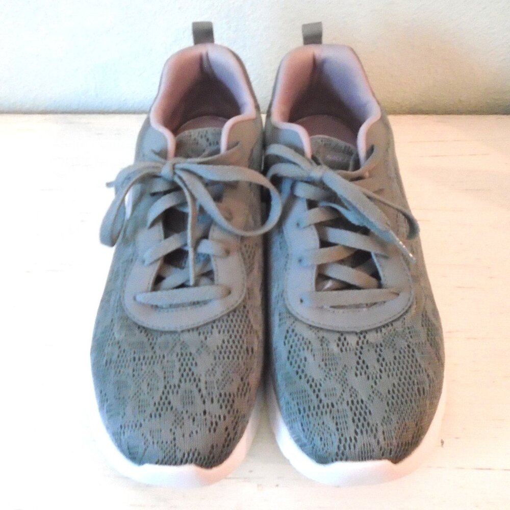 EUC ~ SKECHERS MEMORY FOAM LIGHT GRAY WOMENS SNEAKERS 👟 WOMENS Size 8.5